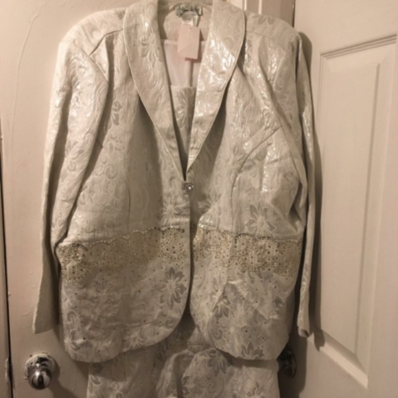 Suit - Picture 4 of 7